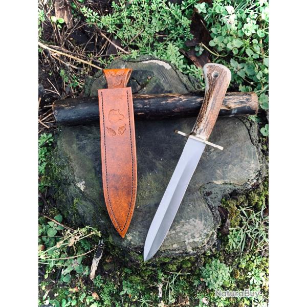 dague de chasse d'artisan / bois de cerf gravure sanglier / feuilles de ch�ne