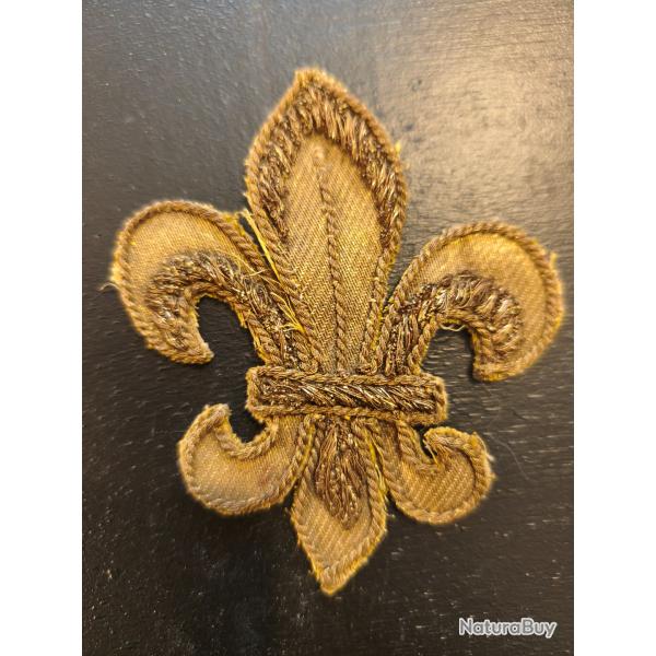 FLEUR DE LYS de retroussis d' uniforme d'officier de l'ancien r�gime XVIII �me