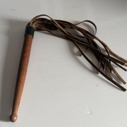 Ancien martinet manche en bois et lani&egrave;res cuir  bon &eacute;tat
