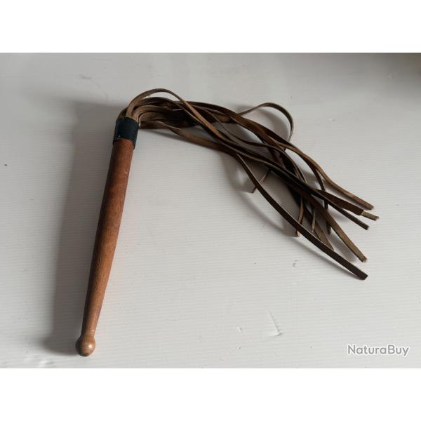 Ancien martinet manche en bois et lani�res cuir  bon �tat