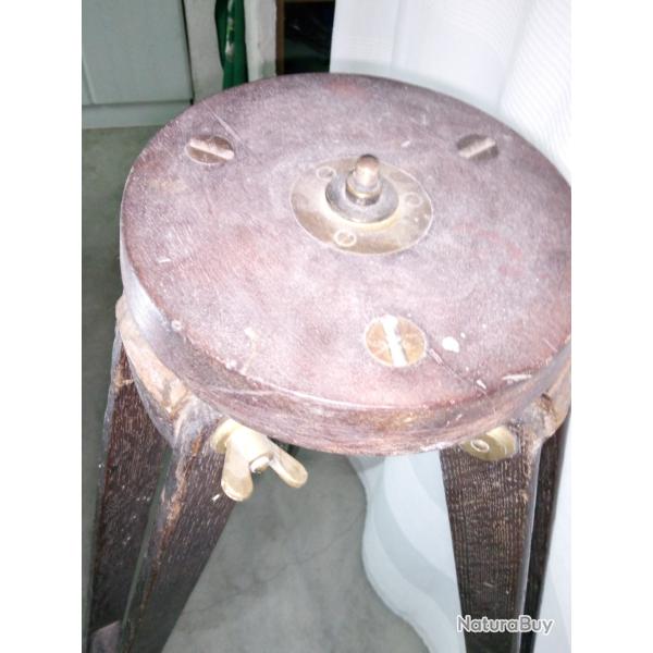 Tr�pied ancien en bois de g�om�tre