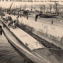 CPA - MARINE DE GUERRE -  E.S.32 . BOULOGNE sur - MER -Sous - Marin " Pluvi&ocirc;se " N&deg;7091
