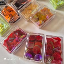 Des sequins en quantit&eacute;s de couleurs diff&eacute;rentes et de toutes les formes  pour montages truites