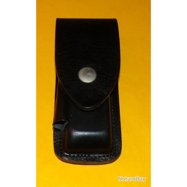 ETUI A CEINTURE POUR COUTEAU PLIANT  , DIMENSION POUR UN COUTEAU DE 12 CM PLIE MAXIMUM , ETAT NEUF V