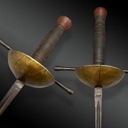PAIRE D'&Eacute;PEES D'ESCRIME, SOUZY AIN&Eacute;, COQUILLES EN LAITON ET GARDES &Agrave; QUILLONS