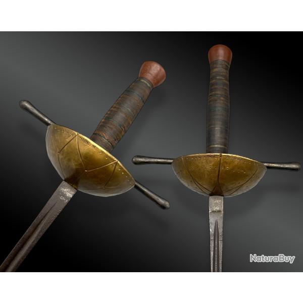 PAIRE D'�PEES D'ESCRIME, SOUZY AIN�, COQUILLES EN LAITON ET GARDES � QUILLONS