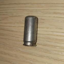 Un &Eacute;tui 9 mm PAK percut&eacute;e.