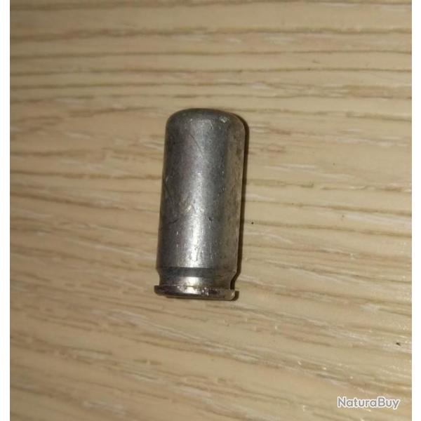 Un �tui 9 mm PAK percut�e.