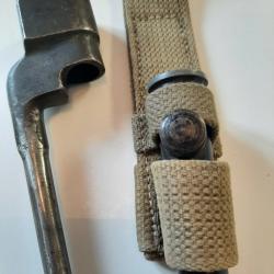 Jolie ba&iuml;onnette anglaise Enfield MKII avec porte fourreau. Bien marqu&eacute;e.