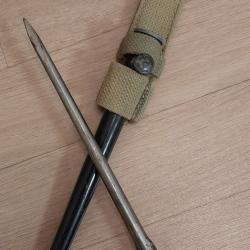 Jolie ba&iuml;onnette anglaise Enfield MKII avec porte fourreau. Bien marqu&eacute;e.