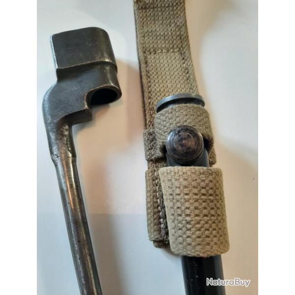 Jolie ba�onnette anglaise Enfield MKII avec porte fourreau. Bien marqu�e.