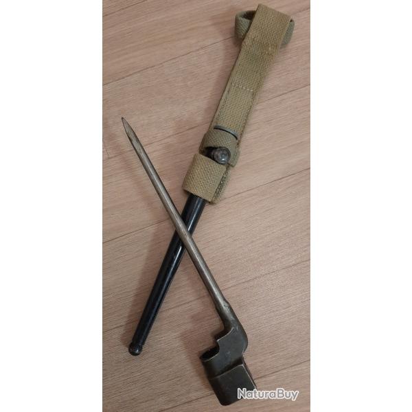 Jolie ba�onnette anglaise Enfield MKII avec porte fourreau. Bien marqu�e.