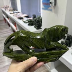 Tigre sculpt&eacute; en serpentine verte - pierre naturelle - objet d&eacute;coratif & symbolique