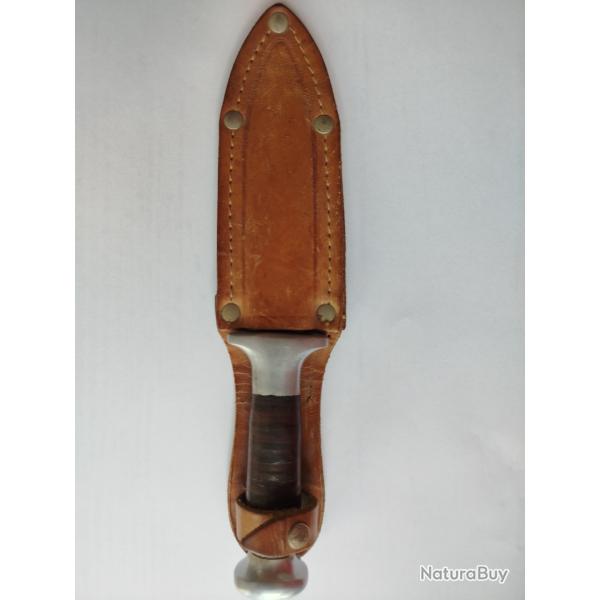 Couteau 20cm dans son �tui en cuir.