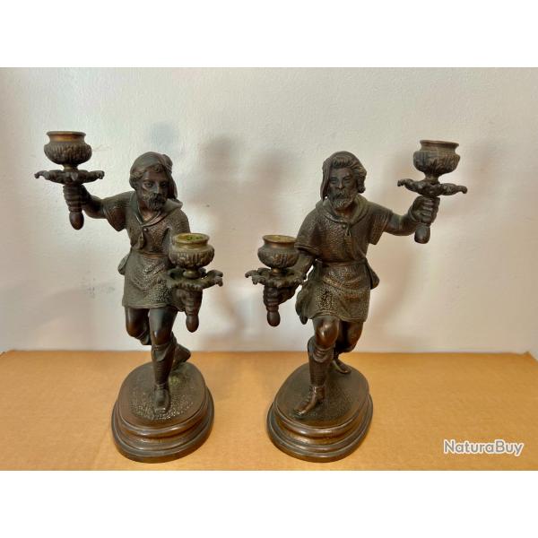 PAIRE DE CHANDELIERS SCULPTURES CHASSEURS EN BRONZE �POQUE VICTORIENNE XIXe