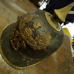 Casque &agrave; pointe mod 1895 plus que curieux carton avec insigne et pointe authentique th&eacute;&acirc;tre jouet ??