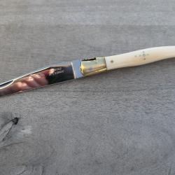 Laguiole "Maison de L' Aubrac". Mouche forg&eacute;e. Manche ivoire. Lame inox 12C27.