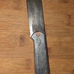 Couteau artisanal tout en m&eacute;tal sans marquage rivets cuivres