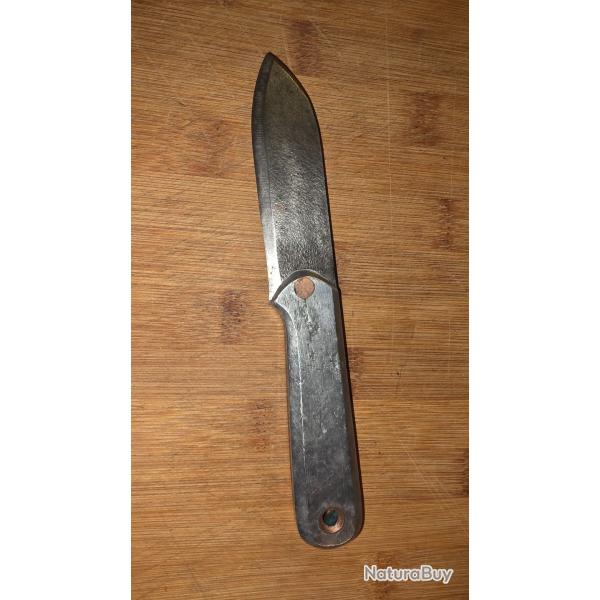 Couteau artisanal tout en m�tal sans marquage rivets cuivres