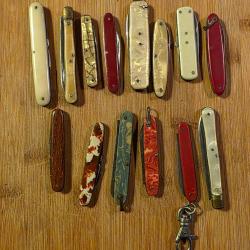 Lot de 14 petits couteaux pliants poign&eacute;es plastique de couleur