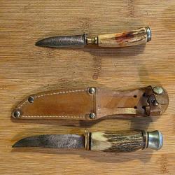 Lot de 2 petits couteaux allemands dont un avec &eacute;tui cuir - poign&eacute;e corne v&eacute;ritable