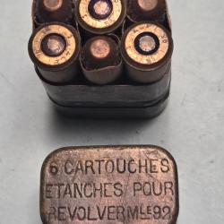 Une boite &eacute;tanche laiton 1892 de six cartouches ECP 1895 poudre noire ouverte
