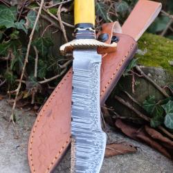 Beau Couteau Bowie Damas Lame 256 Couches Manche Os Garde Laiton Guilloch&eacute;e Etui Cuir Fab Artisanale