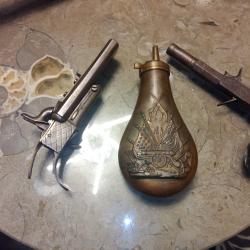 Poire a poudre et pistolet ...