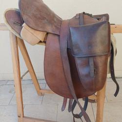 Authentique selle militaire fran&ccedil;aise type McClellan avec fontes de cavalerie