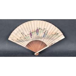 Ancien &eacute;ventail monture os et tissu &agrave; d&eacute;cor polychrome de sc&egrave;ne japonisantes - ASIE (Vers 1900)