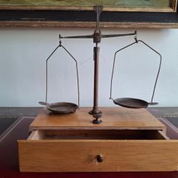 Rare balance de bijoutier compl&egrave;te avec tous les poids dont centigrammes