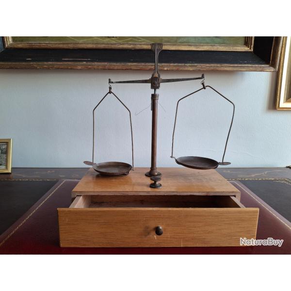 Rare balance de bijoutier compl�te avec tous les poids dont centigrammes