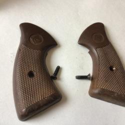 VENDU PAR LE-CUIRASSIER PAIRE DE PLAQUETTE DE CROSSE REVOLVER ALARME RG 56 LE PETIT 6 MM FLOBERT