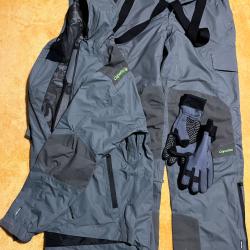 Ensemble v&ecirc;tements pour p&ecirc;che : coupe-vent et imperm&eacute;able, pantalon &agrave; bretelles, veste et gants