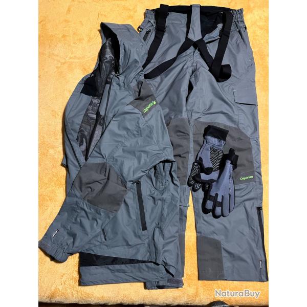 Ensemble v�tements pour p�che : coupe-vent et imperm�able, pantalon � bretelles, veste et gants
