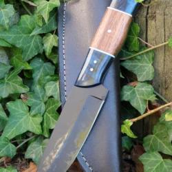 Couteau de Chasse Skinner Lame Drop Point Acier Carbone 1055 Black Manche R&eacute;sine Etui F Artisanale