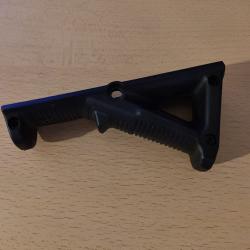 Poign&eacute;e ergonomique angulaire 20 mm - Grip nylon - Accessoire outdoor / airsoft - Neuf