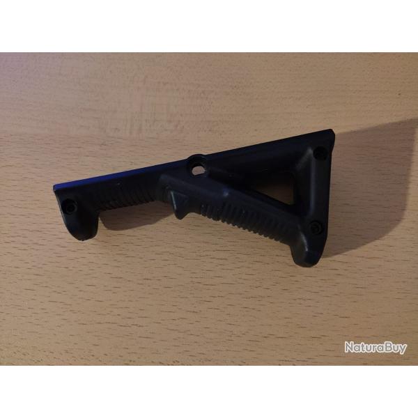 Poign�e ergonomique angulaire 20 mm - Grip nylon - Accessoire outdoor / airsoft - Neuf