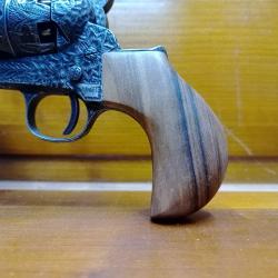 Poign&eacute;e crosse bec d'aigle en noyer, colt pietta subnose, gold rush