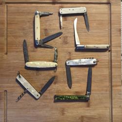 Lot de 7 couteaux pliants poign&eacute;es en plastique un not&eacute; LOURDES