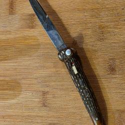 Couteau pliant automatique lame inox avec s&eacute;curit&eacute; poign&eacute;e plastique imitation bois de cerf