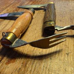 Lot de deux petits couteaux pliants avec fourchette poign&eacute;e bois