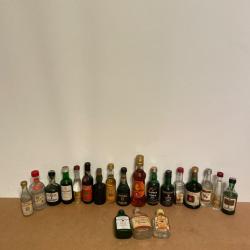 Lot 20 mignonnettes alcool divers vintage