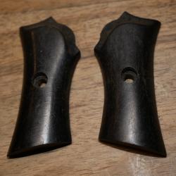 Paire de Plaquettes de revolver PERRIN petit mod&egrave;le en &eacute;b&egrave;ne
