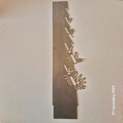 Morceau d'un pr&eacute;sentoir Victorinox en inox