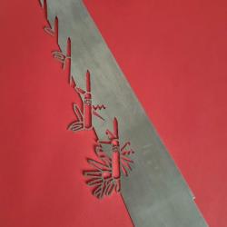Pi&egrave;ce ma&icirc;tresse d'un pr&eacute;sentoir de vitrine Victorinox en inox            D&eacute;coupe verticale, ann&eacute;e de