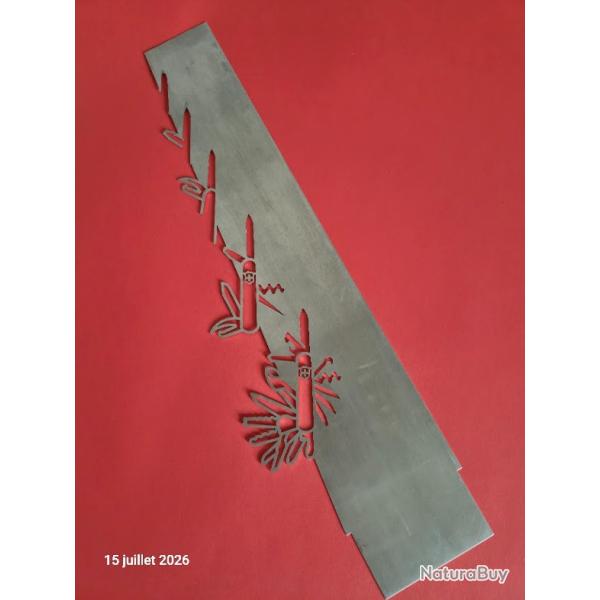 Pi�ce ma�tresse d'un pr�sentoir de vitrine Victorinox en inox            D�coupe verticale, ann�e de