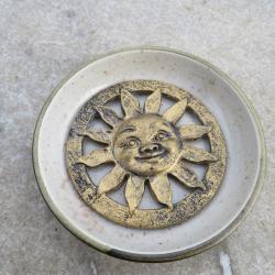 Cendrier vintage de forme circulaire en c&eacute;ramique avec d&eacute;coration "soleil" - FRANCE (Vers 1960-70)