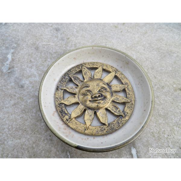Cendrier vintage de forme circulaire en c�ramique avec d�coration "soleil" - FRANCE (Vers 1960-70)