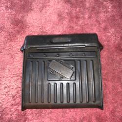 &Eacute;tui m&eacute;tallique porte cartouches de Pzb39 . Excellent etat.
